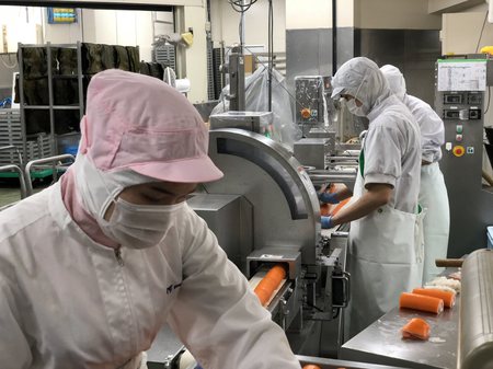 ベトナム人技能実習生の2人が基礎級技能検定に合格