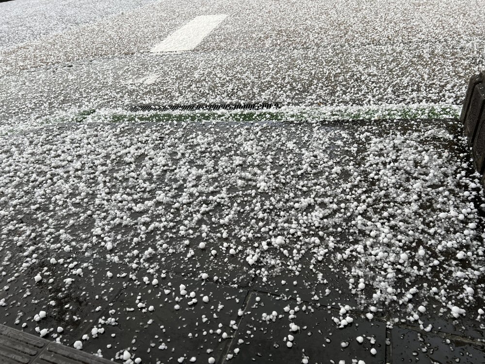 突然の雹で一面真っ白！