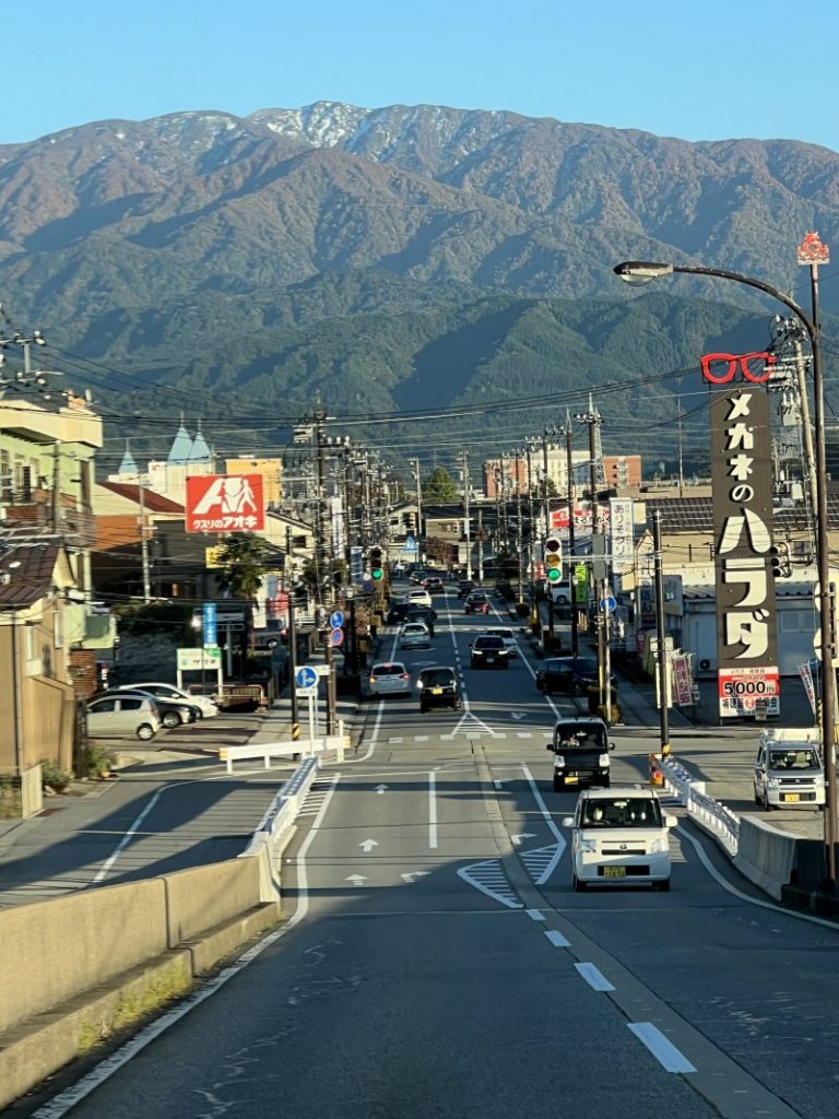 僧ヶ岳の山頂に薄っすら白いものが…