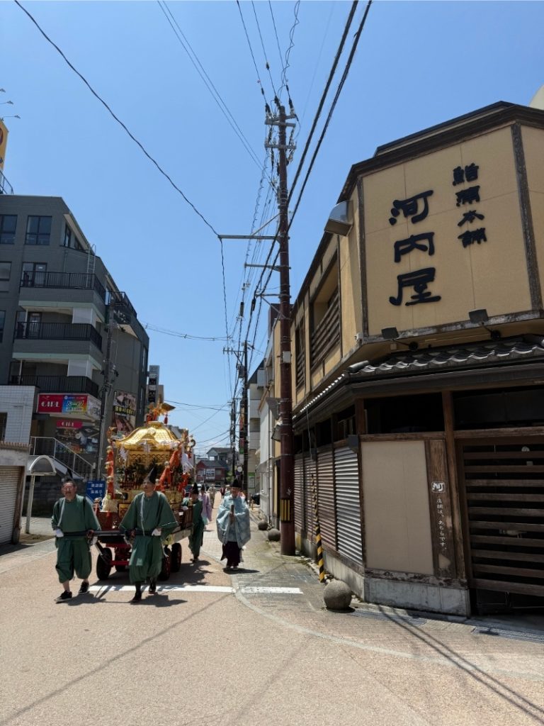 「魚津神社御神輿巡幸」地域に根ざす河内屋、今年も神様をお迎えしました！