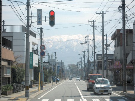 交差点から見た僧ケ岳