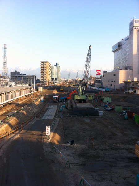 新富山駅工事現場から立山連峰を眺める