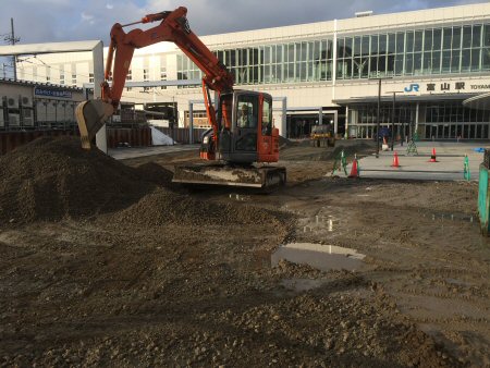 富山駅の中と外で準備が進んでいます！