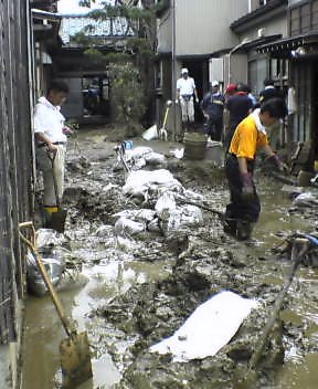 家と家の隙間に入って来た泥